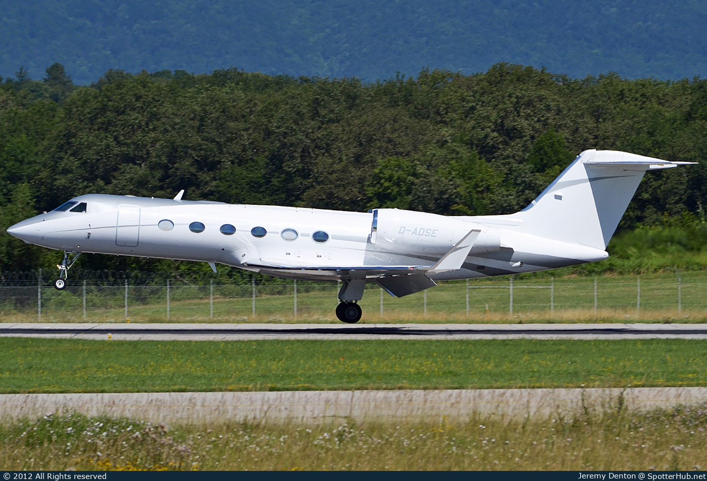 Photo of D-ADSE - Gulfstream GIV-X (G450) operated by Windrose Air Jet Charter