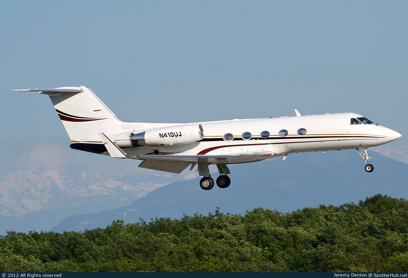 Photo of N410UJ - Gulfstream GIII operated by Universal Jet Aviation