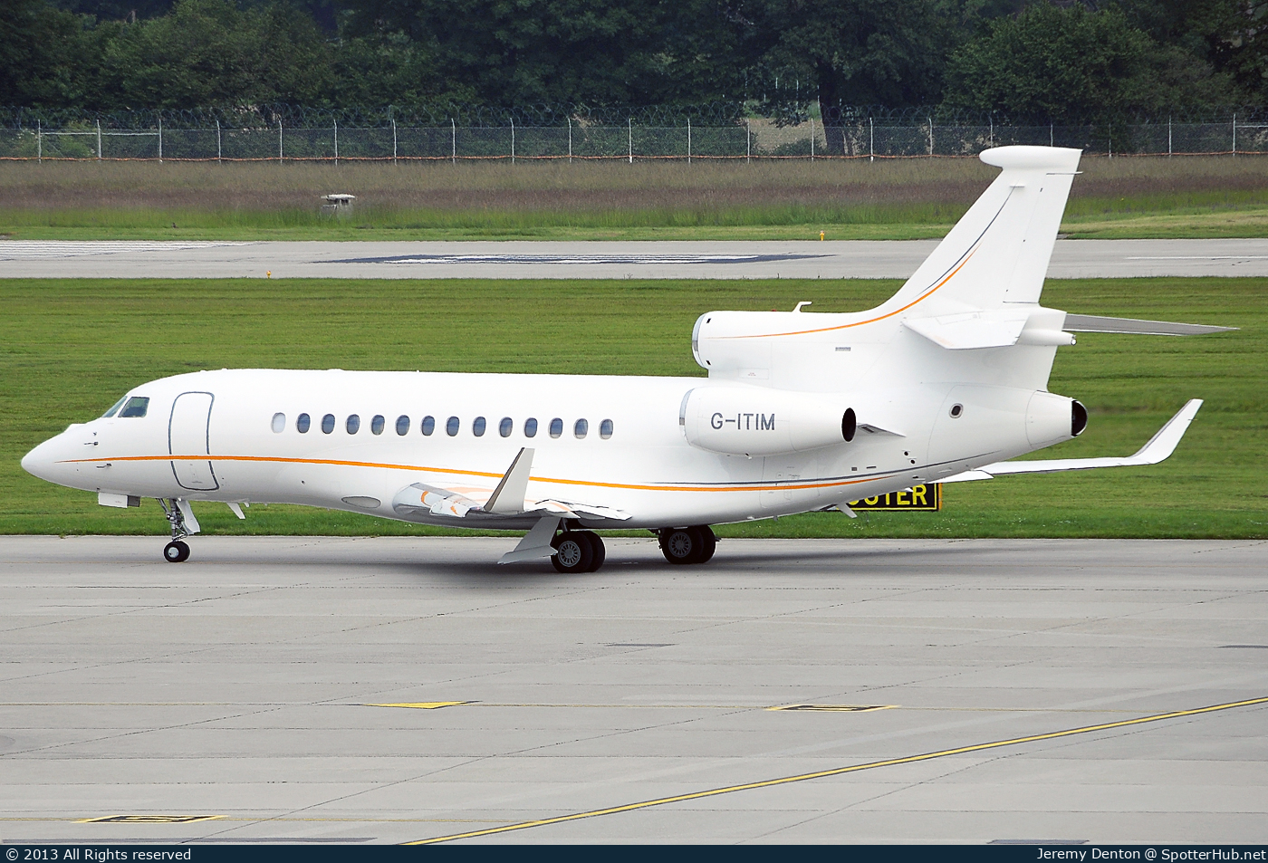 Photo of G-ITIM - Dassault Falcon 7X operated by TAG Aviation UK
