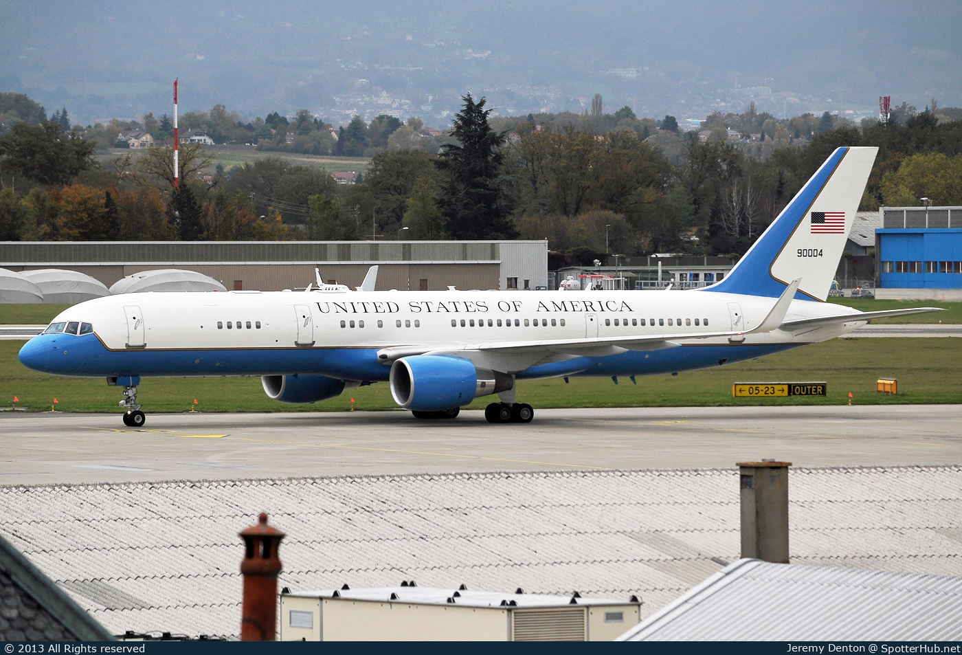 Photo of 99-0004 - Boeing C-32A operated by US Air Force