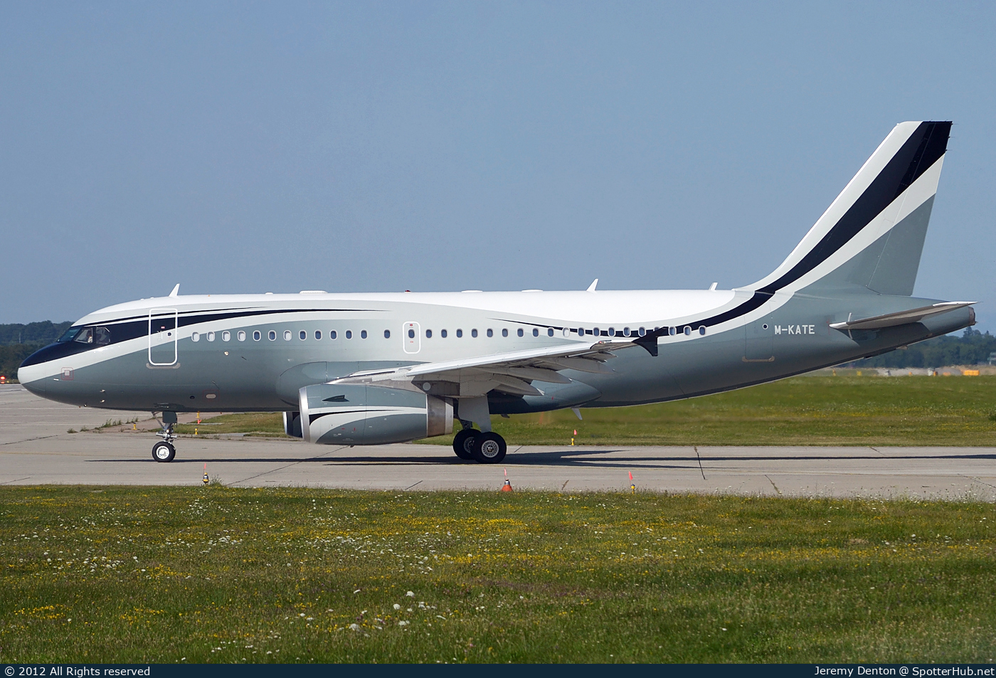 Photo of M-KATE - Airbus A319-133(CJ) operated by TAG Aviation UK