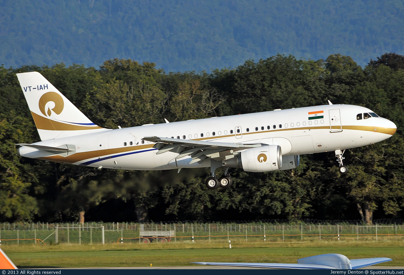 Photo of VT-IAH - Airbus A319-115(CJ) operated by Reliance Industries