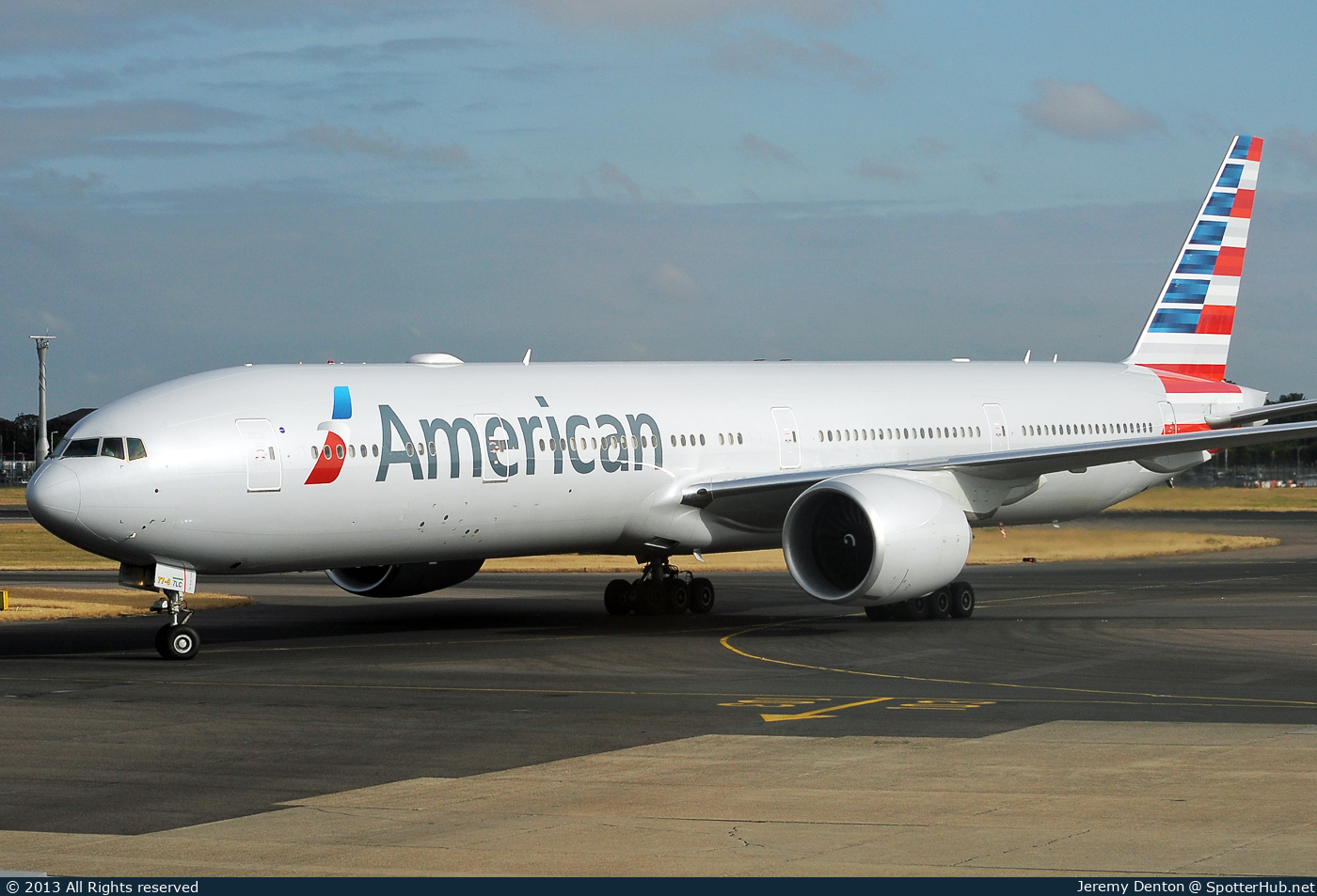 Photo of N719AN - Boeing 777-323(ER) operated by American Airlines