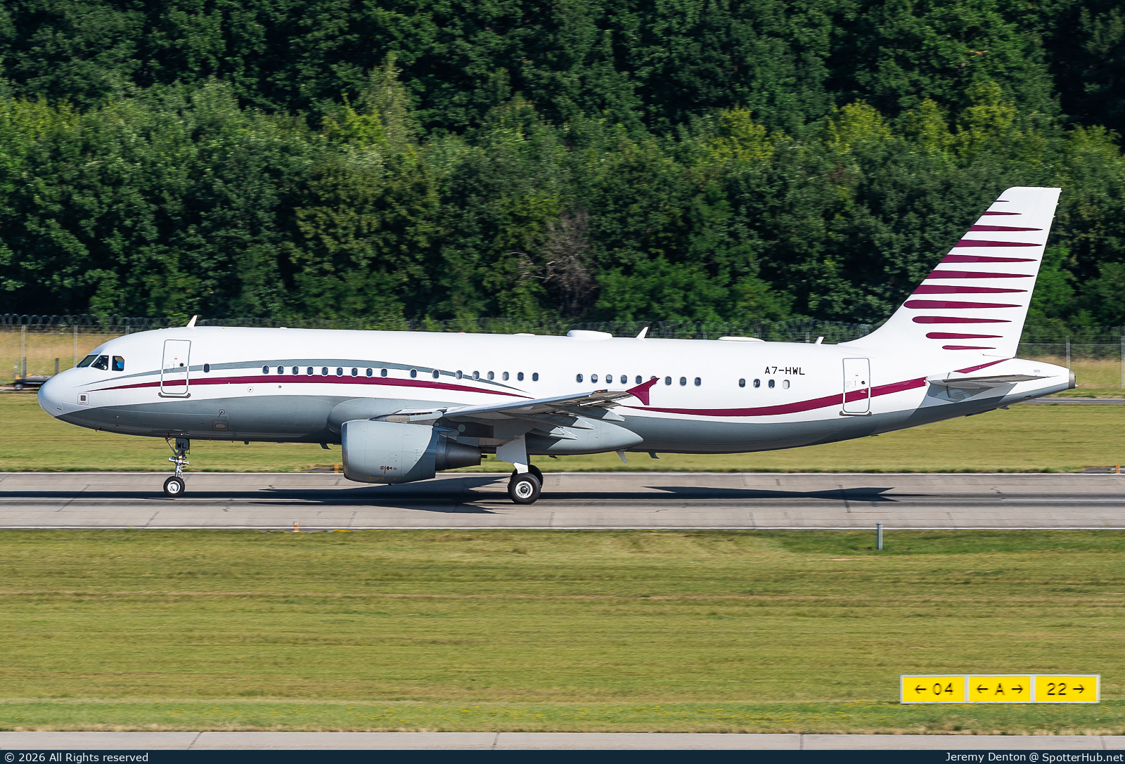 Photo of A7-HWL - Airbus A320-214 operated by Qatar Amiri Flight