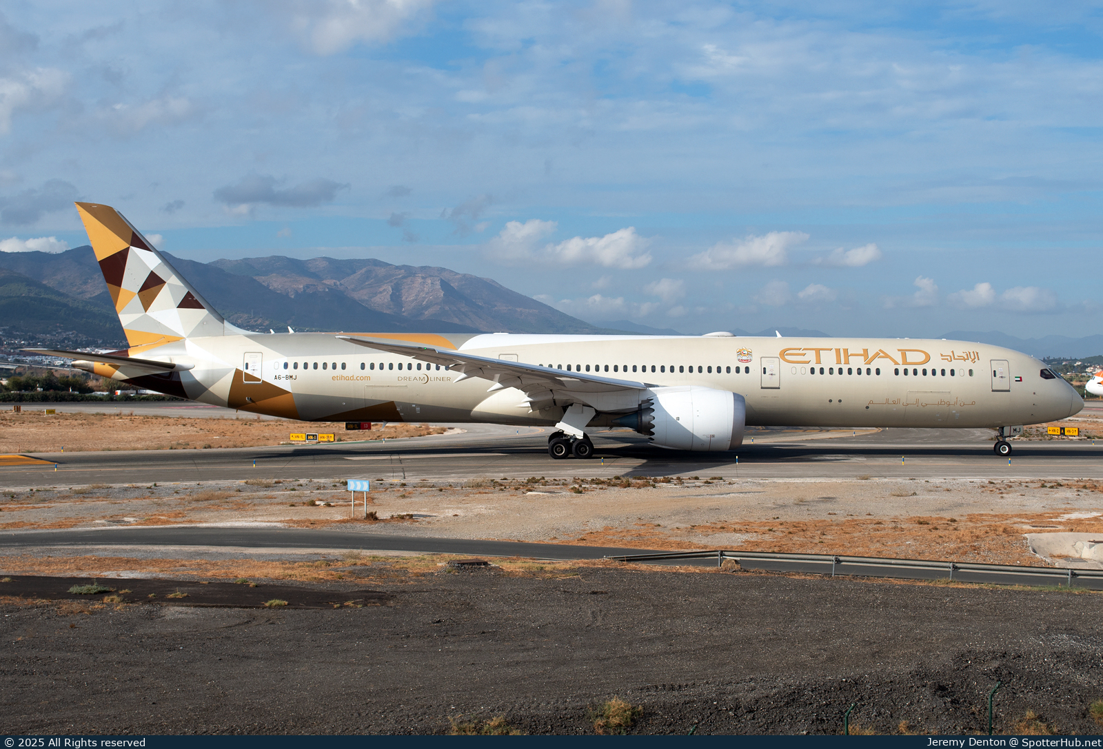 Photo of A6-BMJ - Boeing 787-10 Dreamliner operated by Etihad Airways