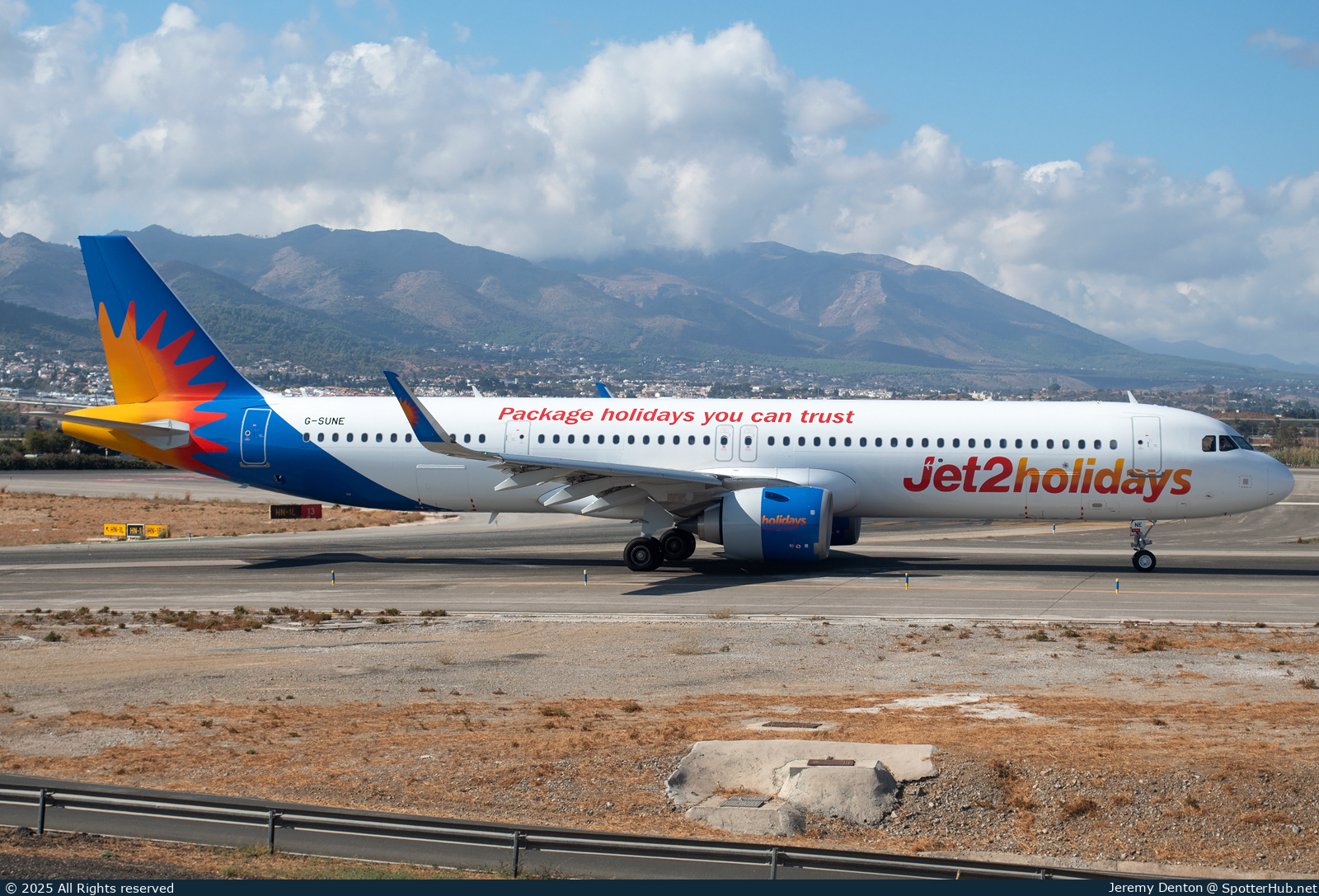 Photo of G-SUNE - Airbus A321-251NX operated by Jet2