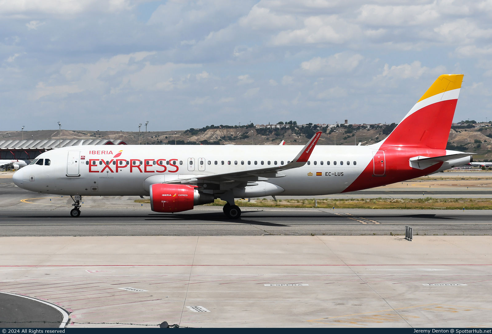 Photo of EC-LUS - Airbus A320-216 operated by Iberia Express