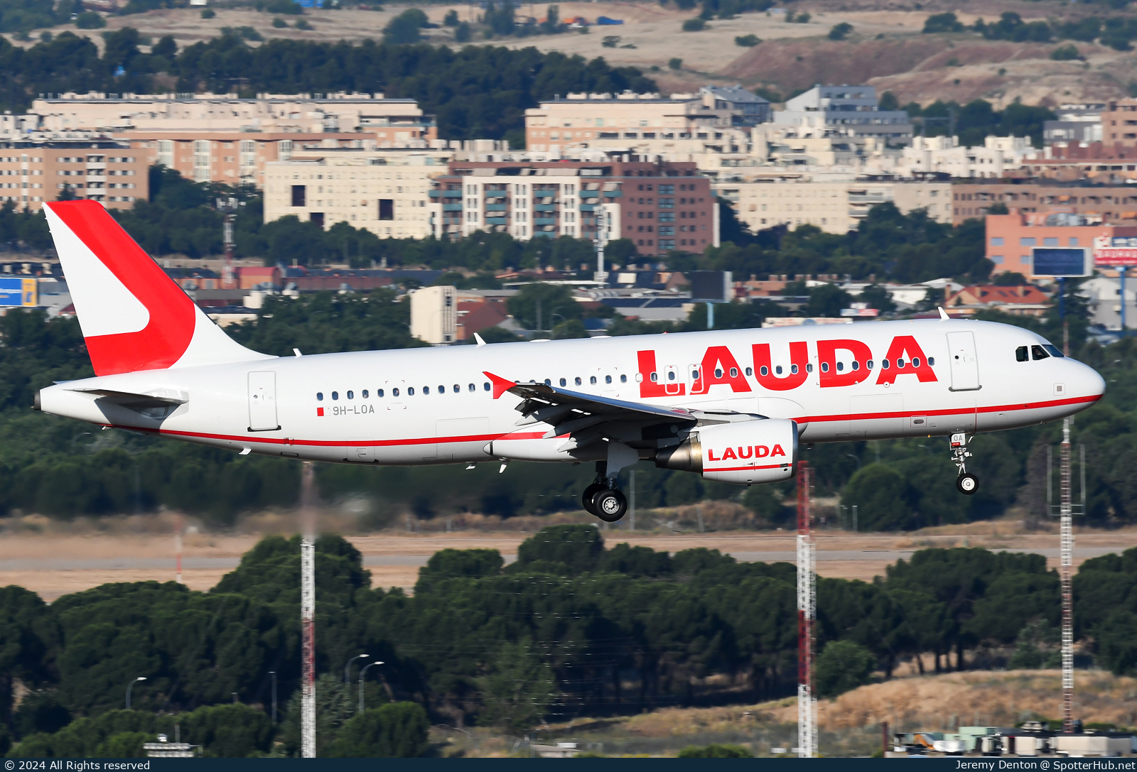 Photo of 9H-LOA - Airbus A320-214 operated by Lauda Europe