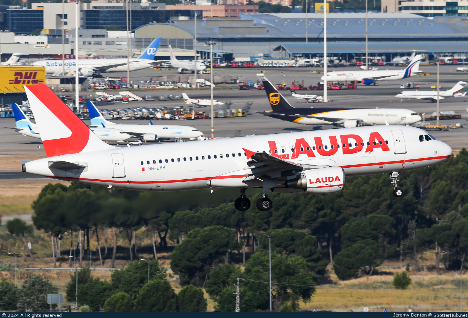 Photo of 9H-LMH - Airbus A320-214 operated by Lauda Europe