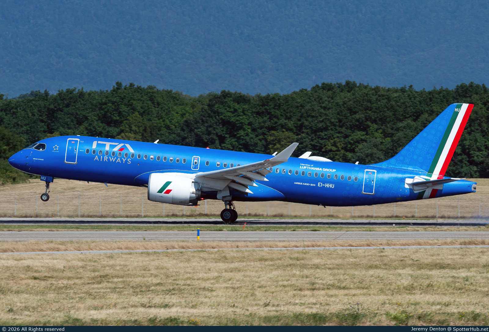 Photo of EI-HHU - Airbus A220-300 operated by ITA Airways