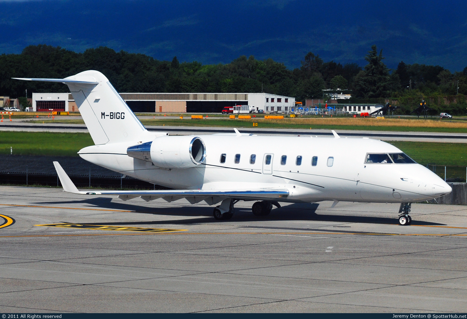 Photo of M-BIGG - Bombardier Challenger 605 operated by Private