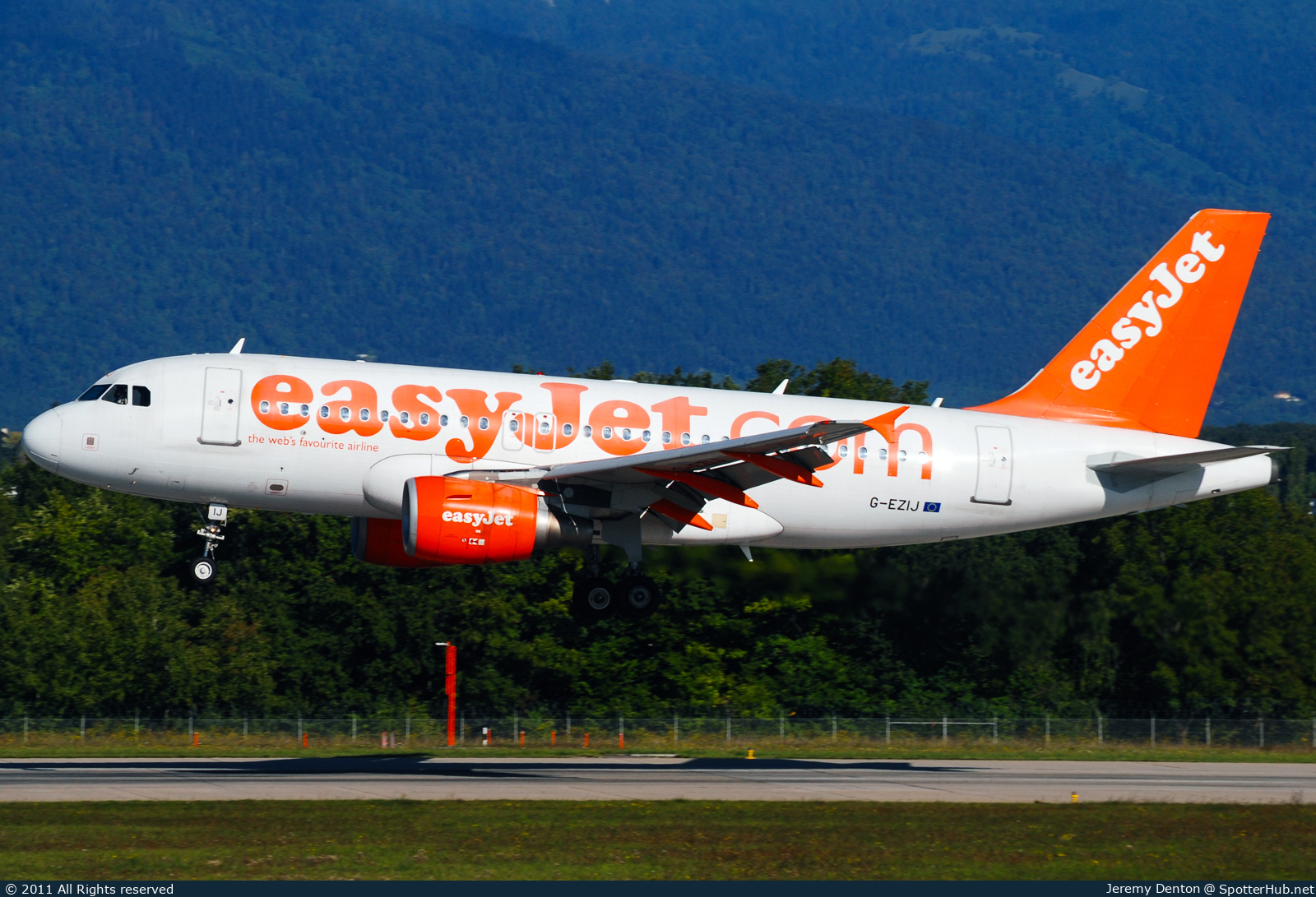 Photo of G-EZIJ - Airbus A319-111 operated by easyJet