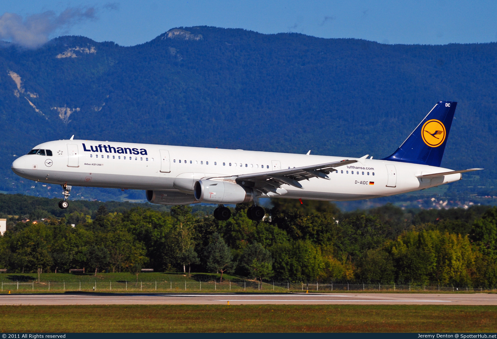 Photo of D-AIDC - Airbus A321-231 operated by Lufthansa