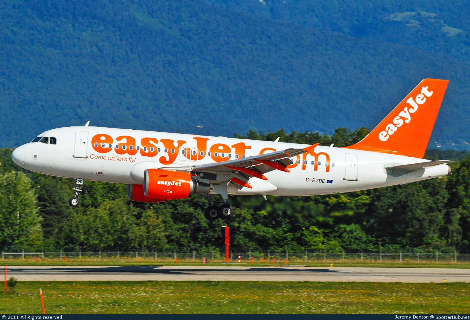 Photo of G-EZDE - Airbus A319-111 operated by easyJet