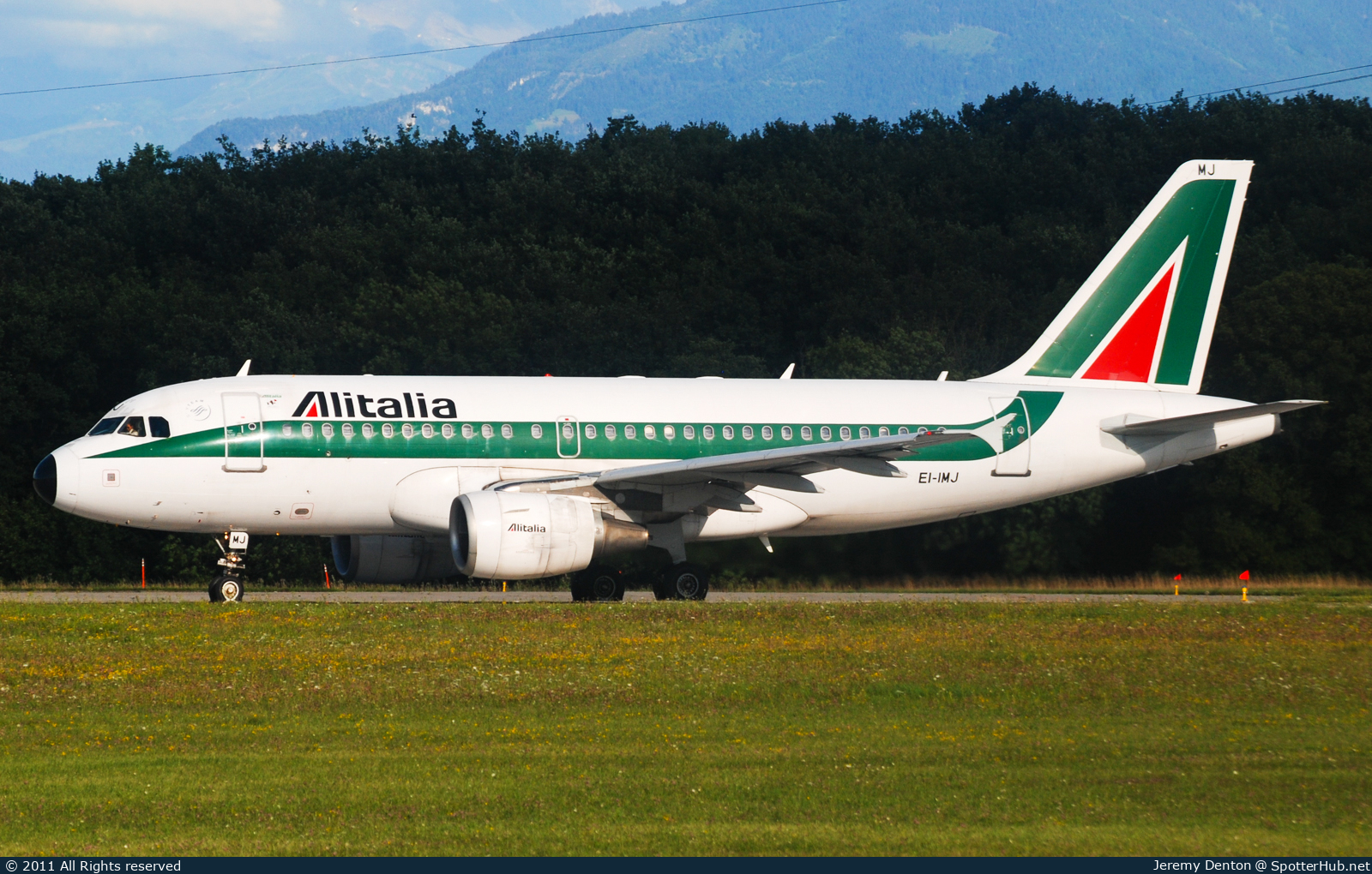 Photo of EI-IMJ - Airbus A319-112 operated by Alitalia