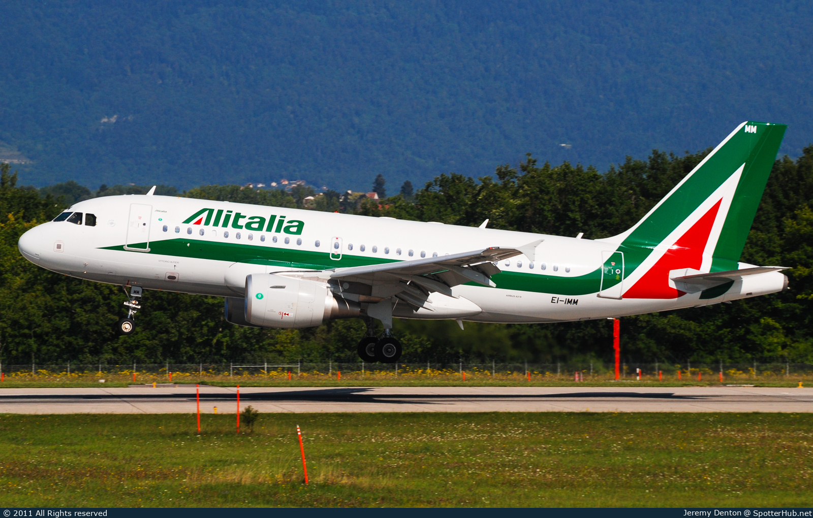 Photo of EI-IMM - Airbus A319-111 operated by Alitalia