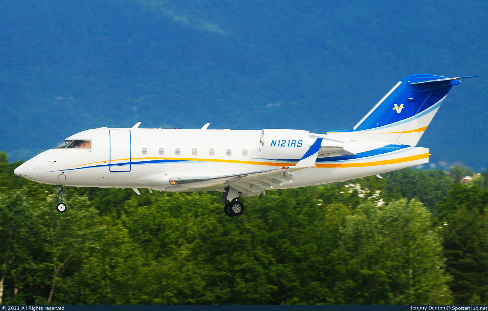 Photo of N121RS - Bombardier Challenger 604 operated by Solairus Aviation