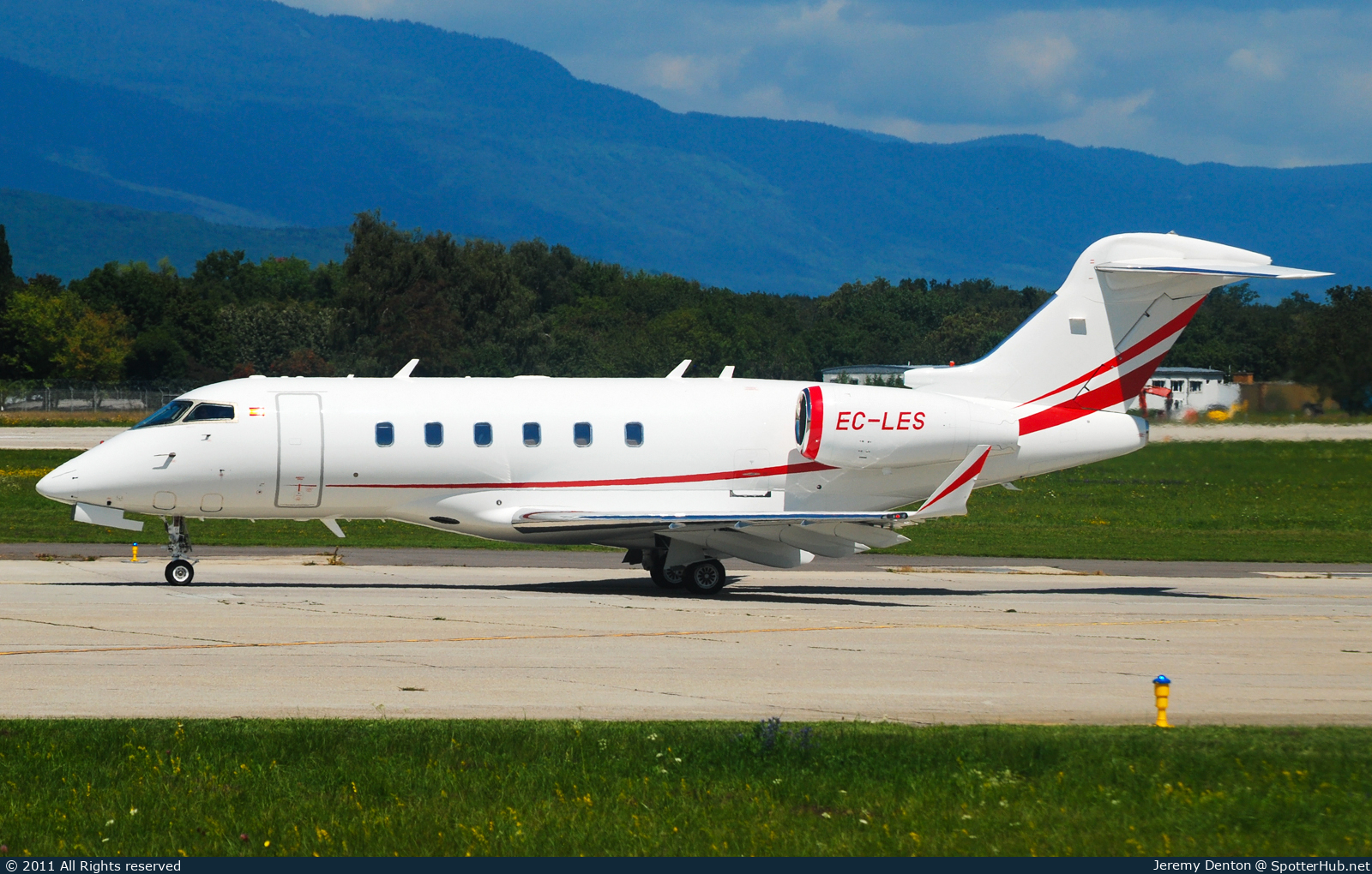 Photo of EC-LES - Bombardier Challenger 300 operated by TAG Aviation España