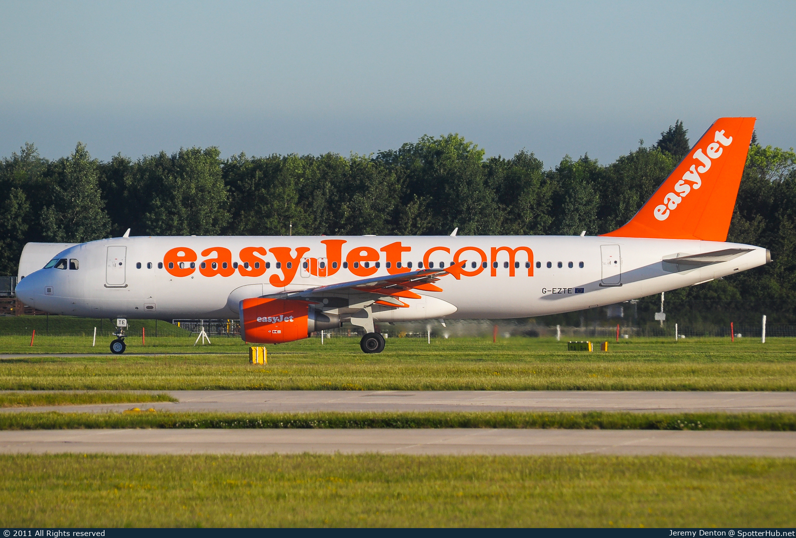 Photo of G-EZTE - Airbus A320-214 operated by easyJet