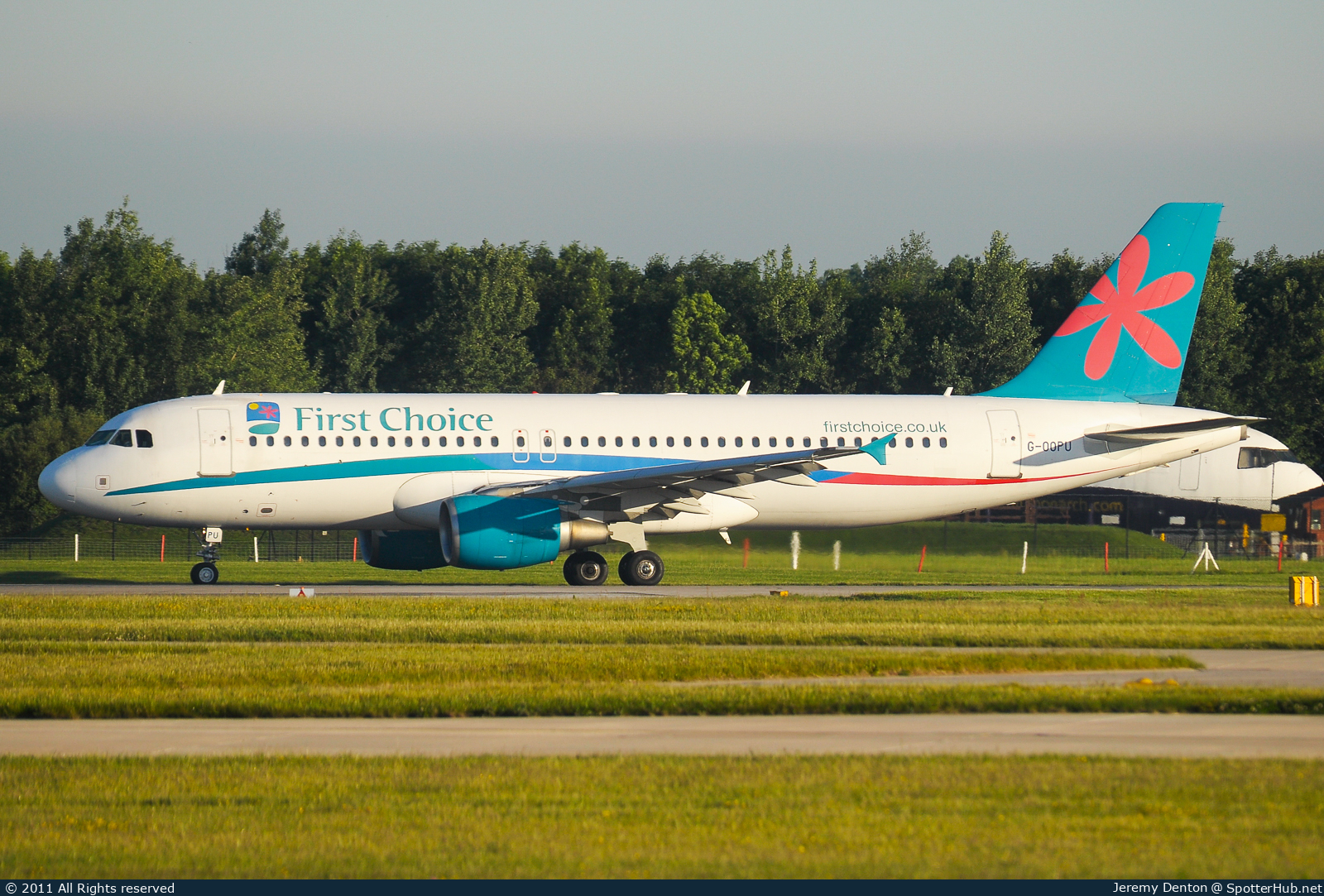 Photo of G-OOPU - Airbus A320-214 operated by First Choice Airways