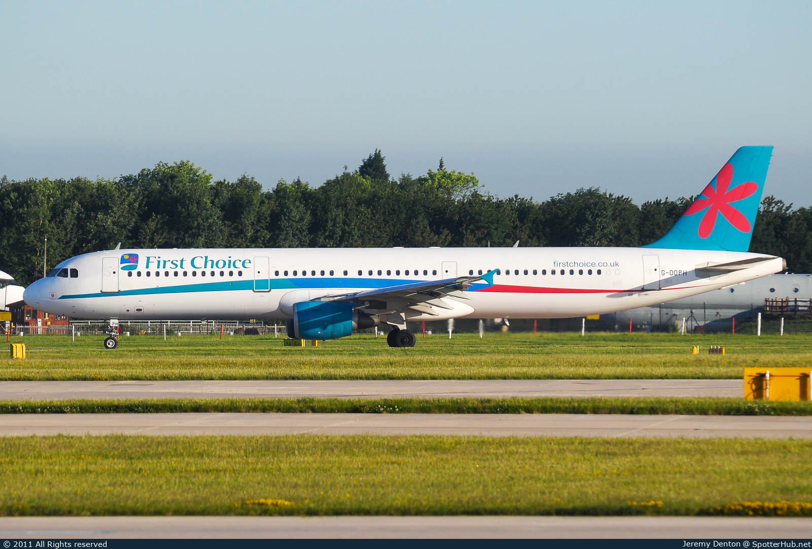 Photo of G-OOPH - Airbus A321-211 operated by First Choice Airways