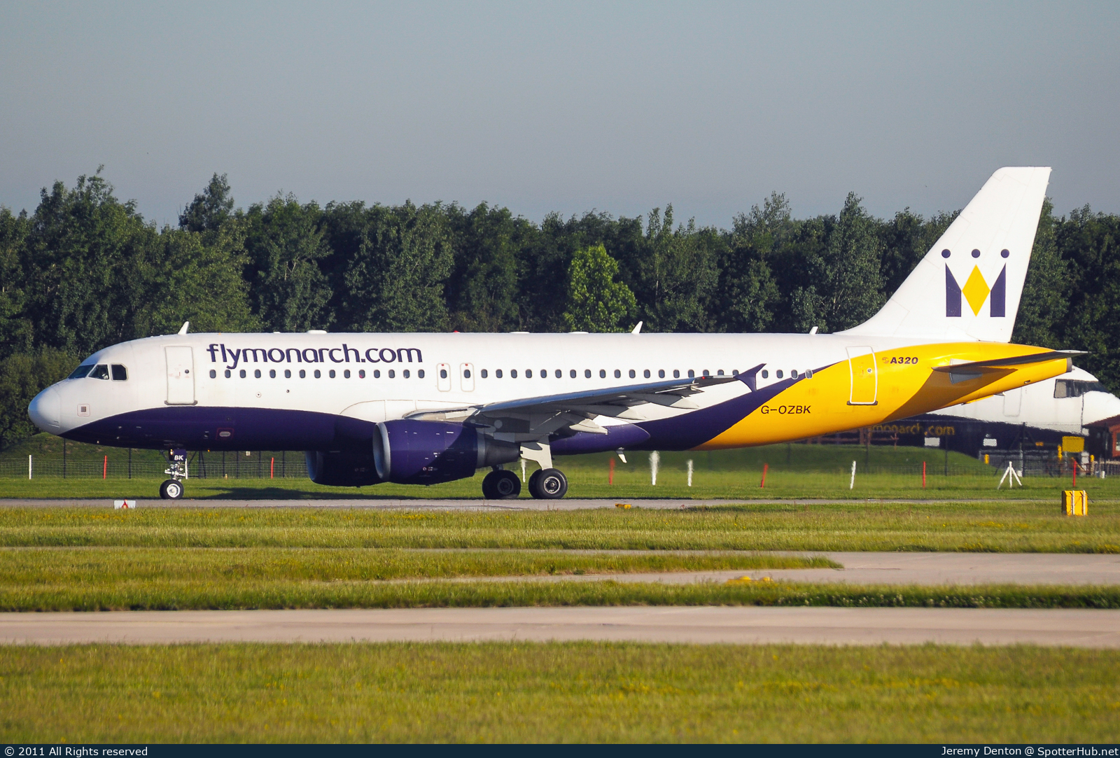 Photo of G-OZBK - Airbus A320-214 operated by Monarch Airlines
