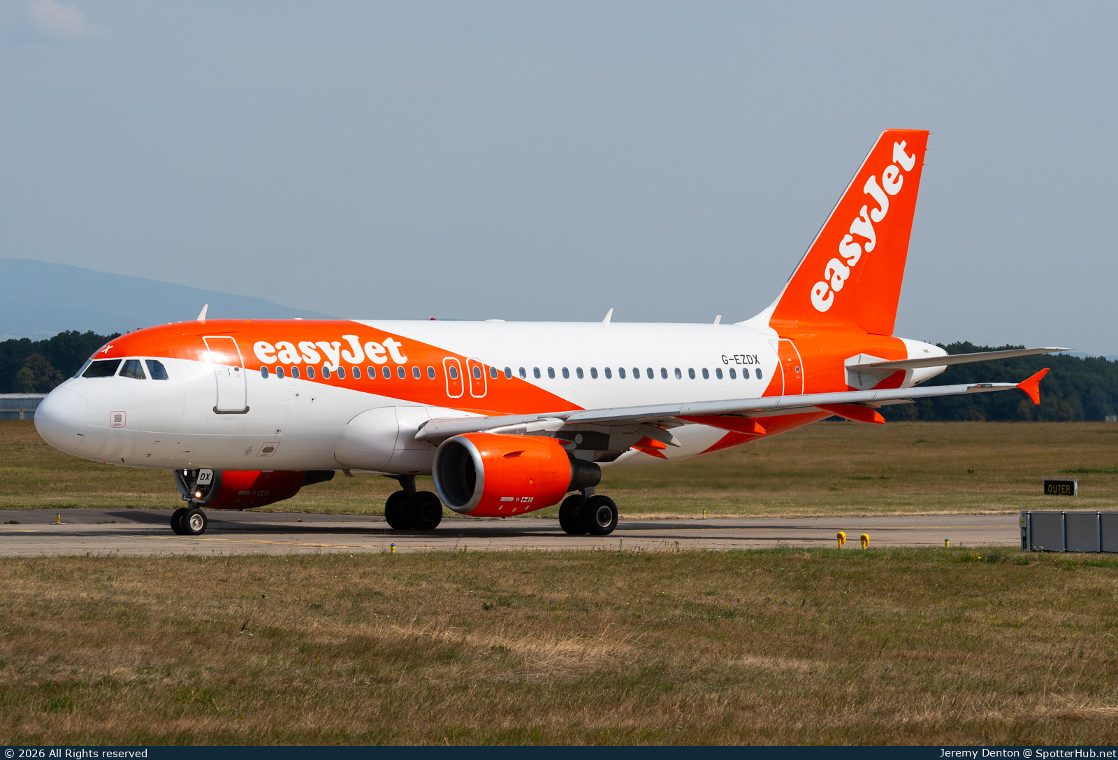 Photo of G-EZDX - Airbus A319-111 operated by easyJet