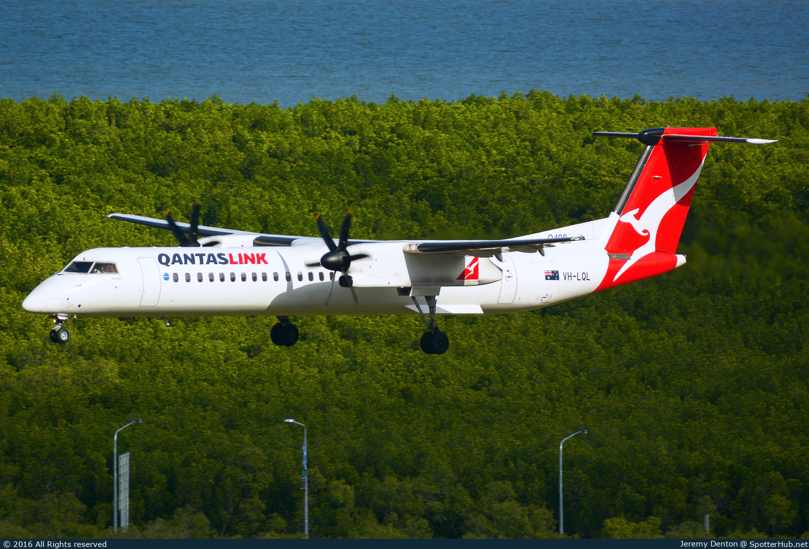 Photo of VH-LQL - Bombardier DHC-8-402 Dash 8 Q400 operated by QantasLink (opb Sunstate Airlines)