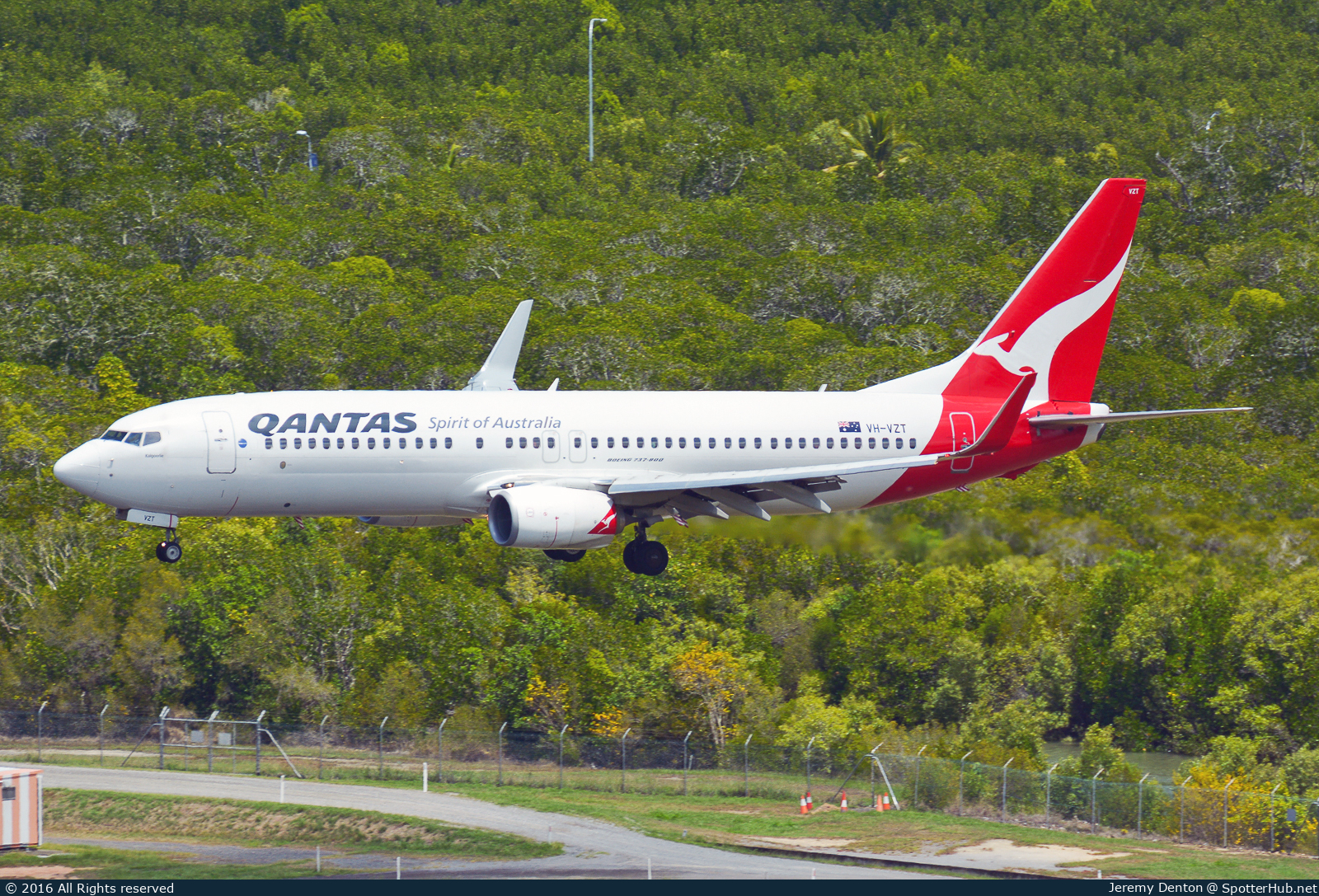 Photo of VH-VZT - Boeing 737-838 operated by Qantas