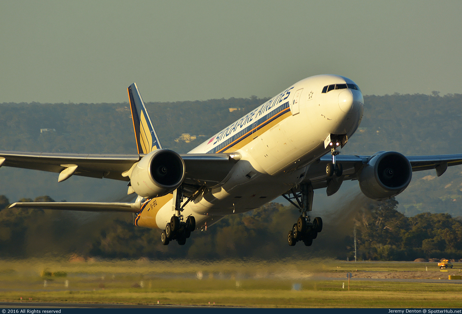 Photo of 9V-SRQ - Boeing 777-212(ER) operated by Singapore Airlines