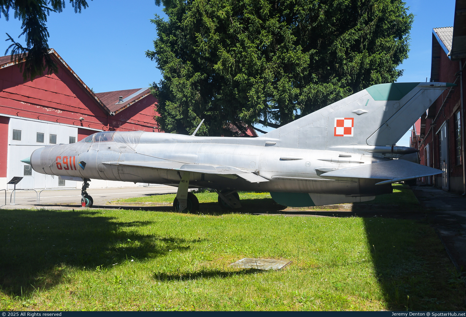 Photo of 6911 - Mikoyan-Gurevich MiG-21PFM Fishbed-F operated by Polish Air Force