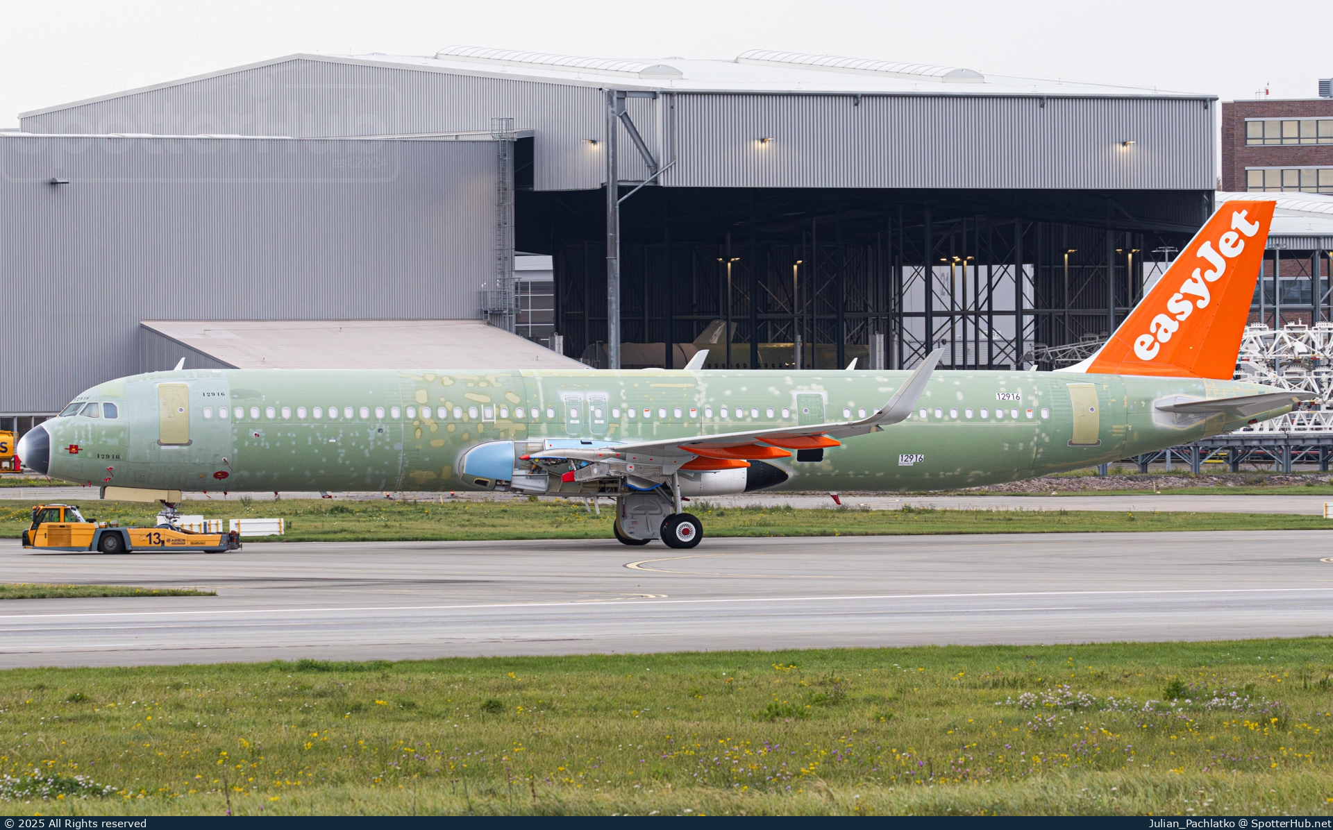 Photo of D-AVXH - Airbus A321-251NX operated by easyJet