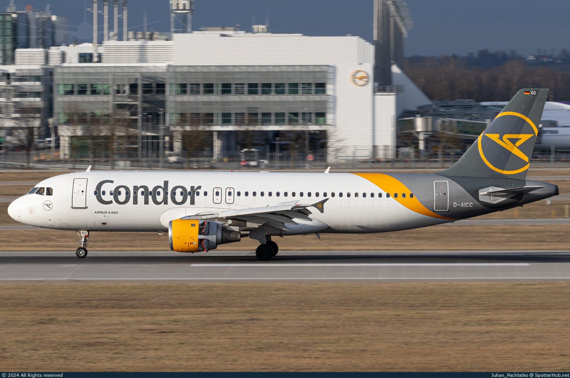 Photo of D-AICC - Airbus A320-212 operated by Condor