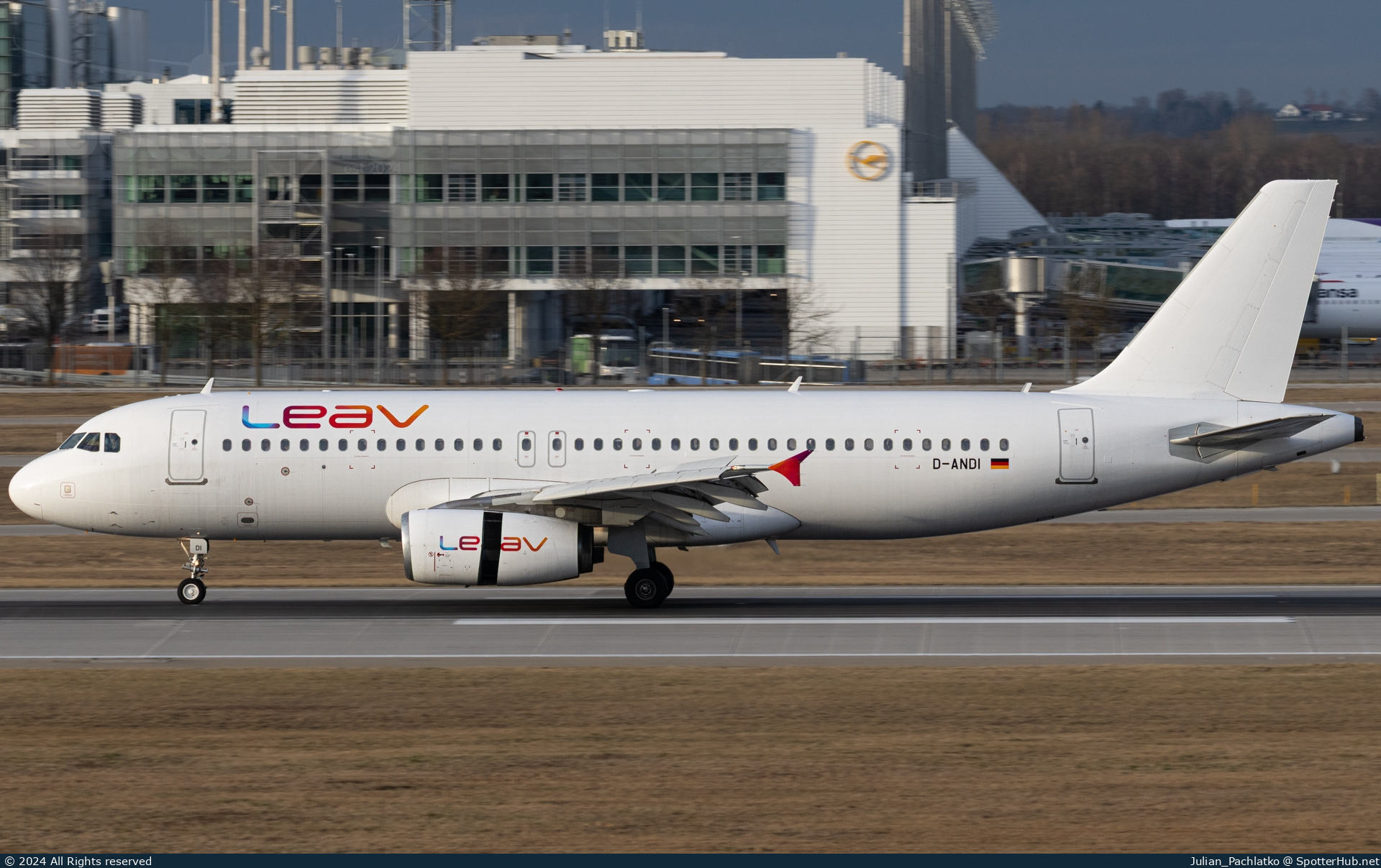 Photo of D-ANDI - Airbus A320-232 operated by LEAV Aviation