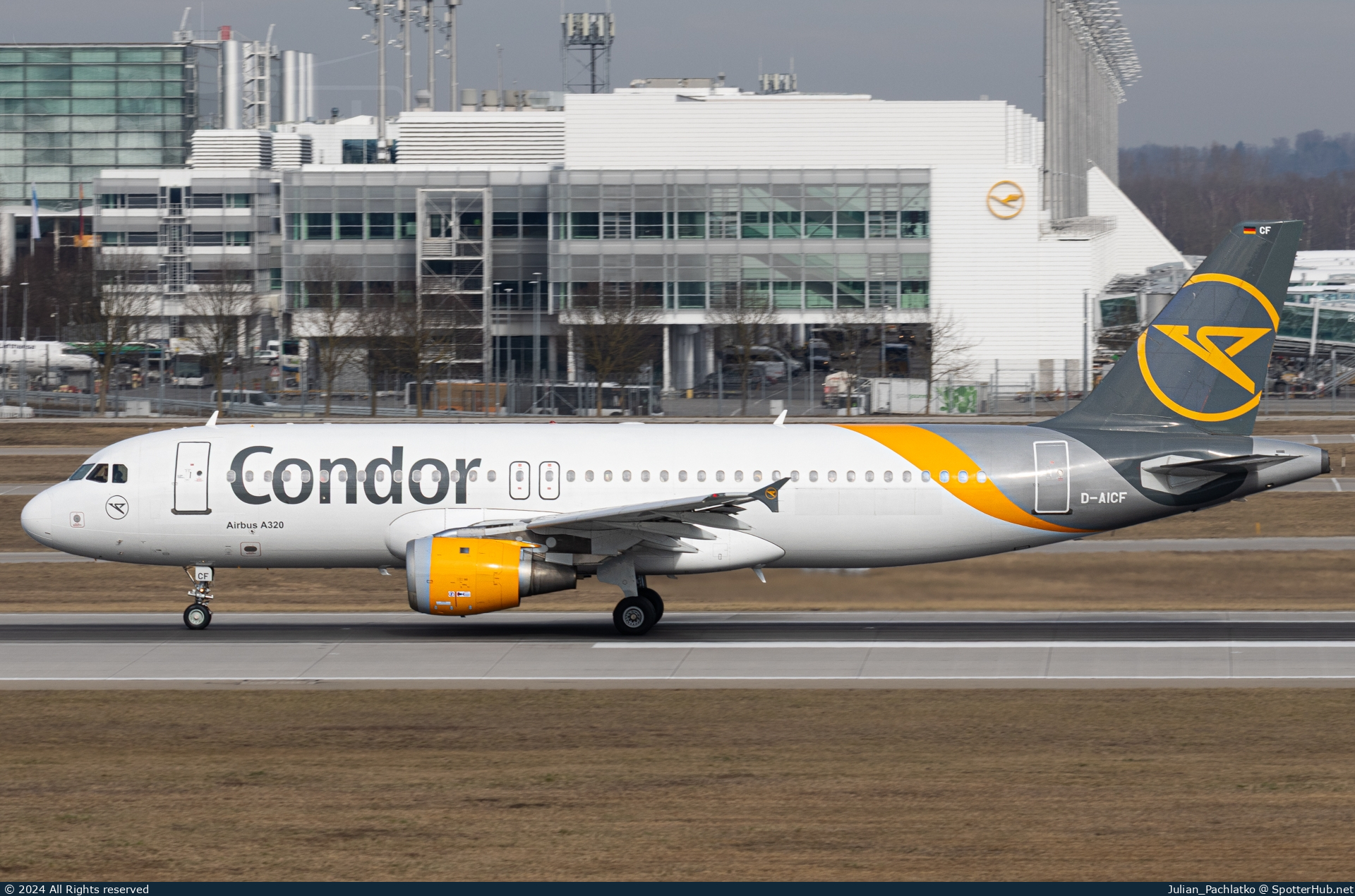 Photo of D-AICF - Airbus A320-212 operated by Condor