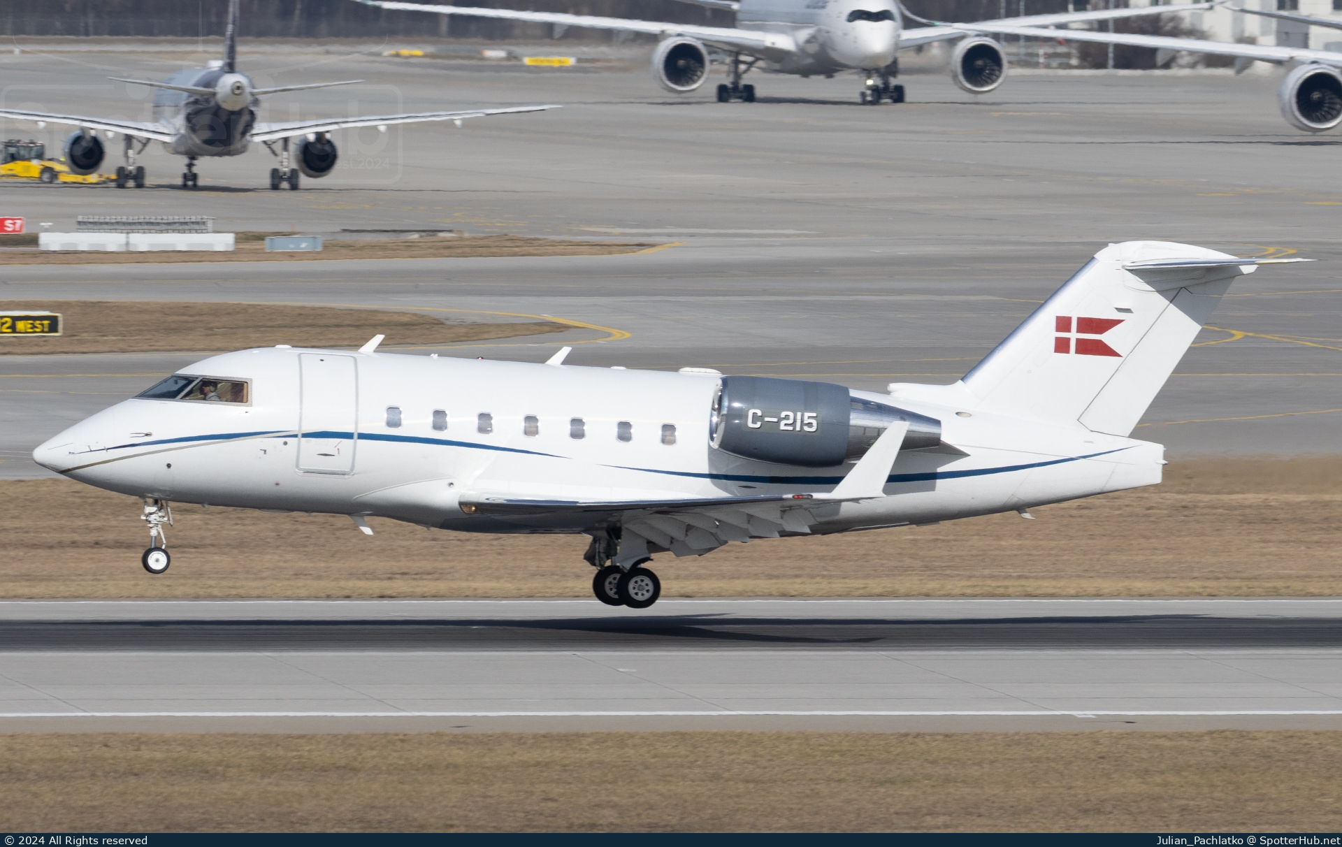 Photo of C-215 - Bombardier Challenger 604 operated by Royal Danish Air Force