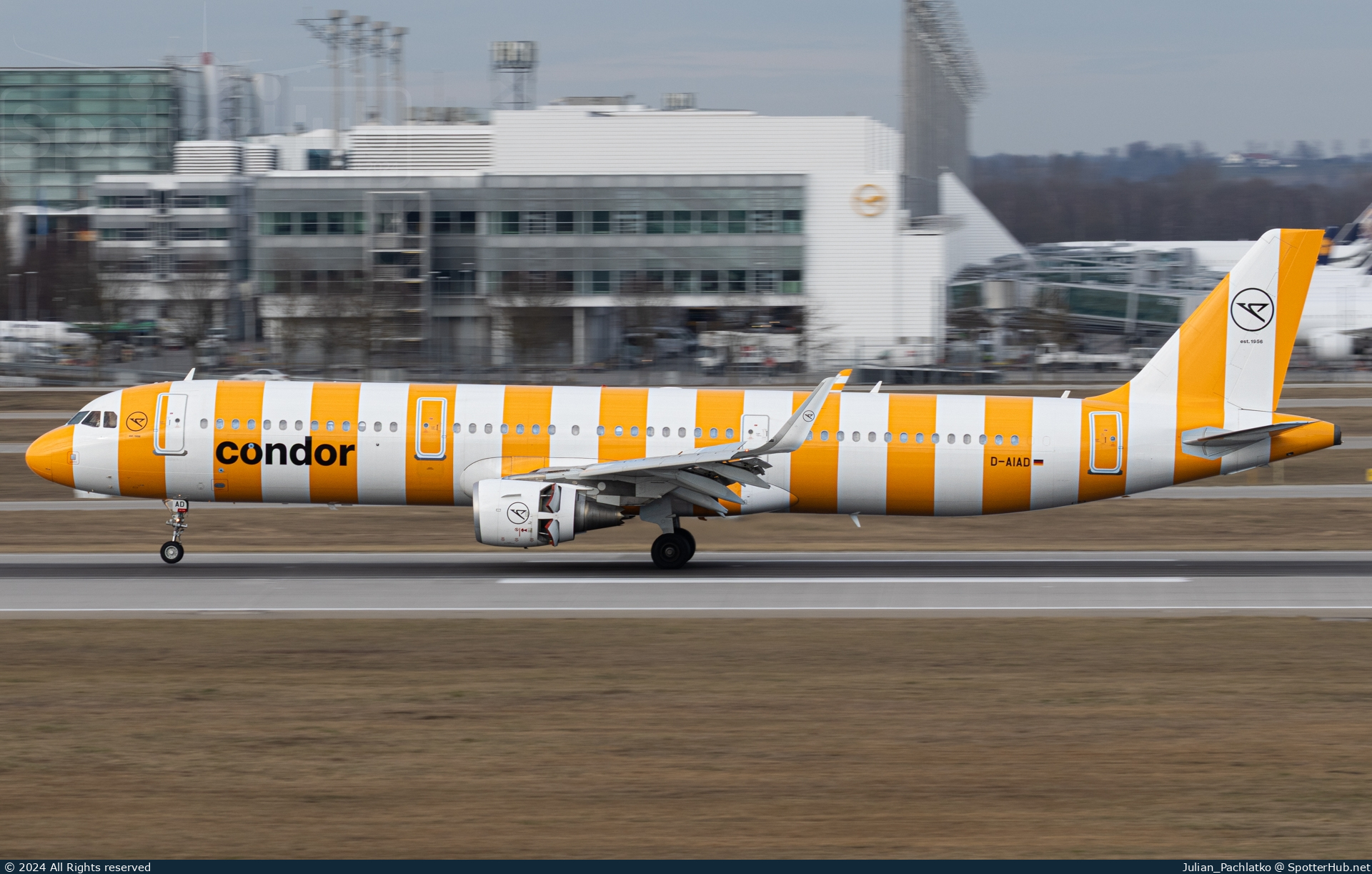 Photo of D-AIAD - Airbus A321-211 operated by Condor