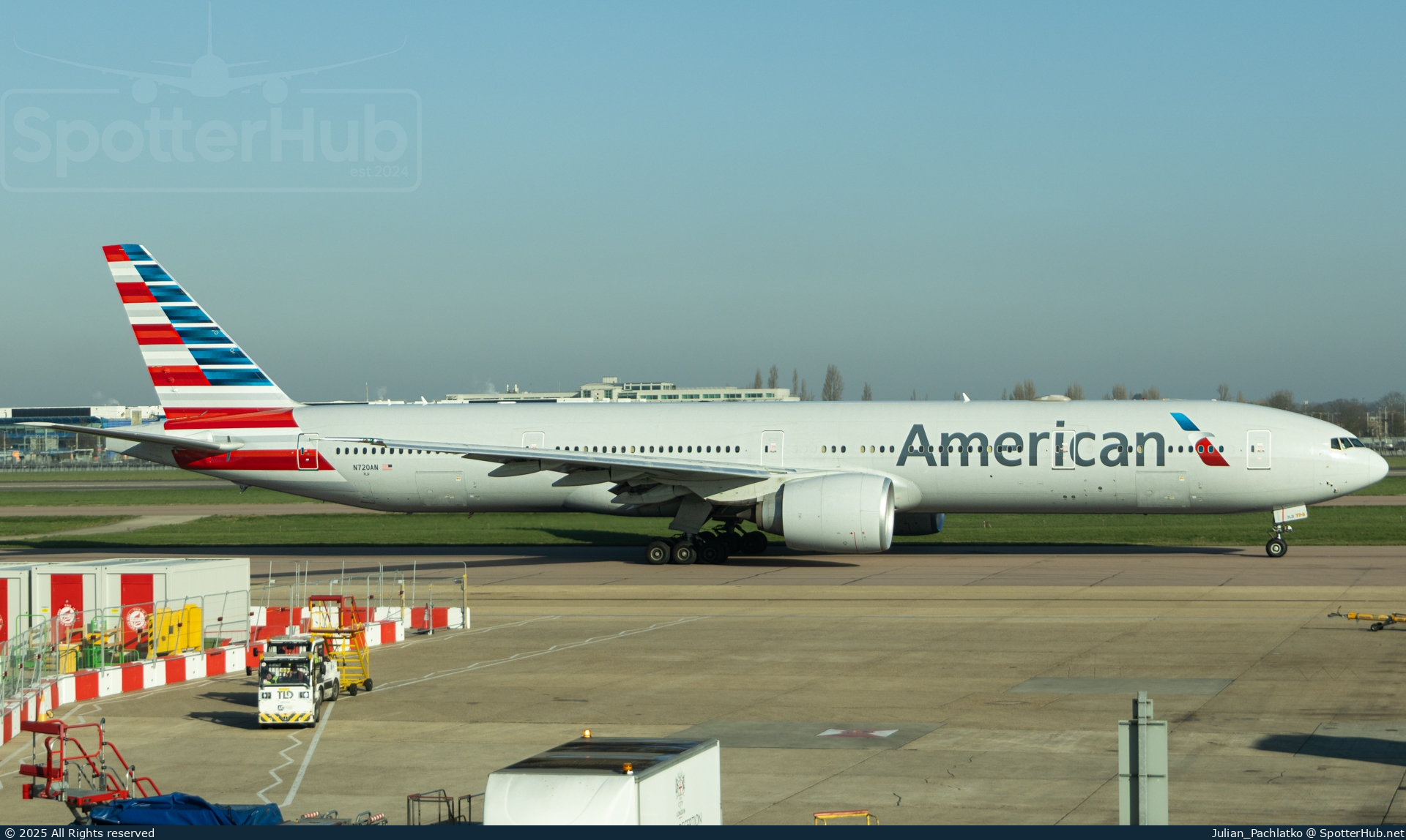 Photo of N720AN - Boeing 777-323(ER) operated by American Airlines