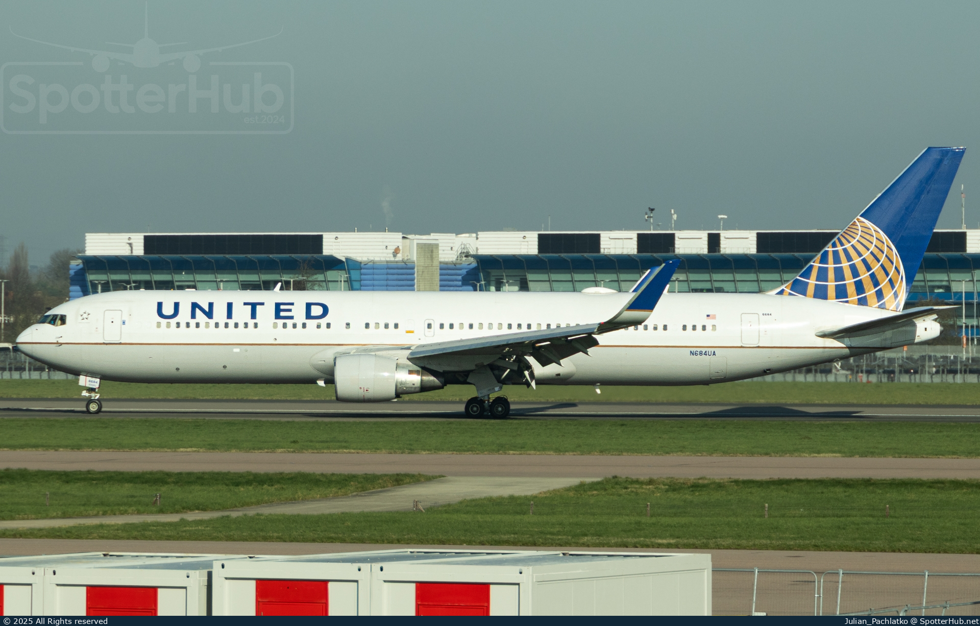 Photo of N684UA - Boeing 767-3CB(ER) operated by United Airlines