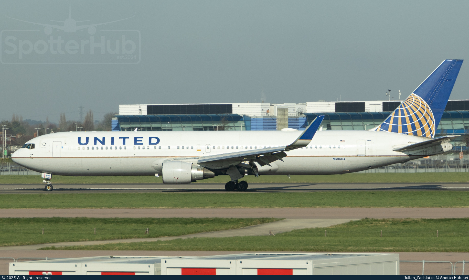 Photo of N686UA - Boeing 767-3CB(ER) operated by United Airlines
