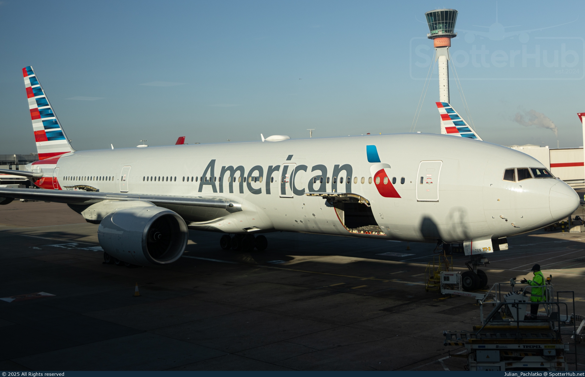 Photo of N754AN - Boeing 777-223(ER) operated by American Airlines