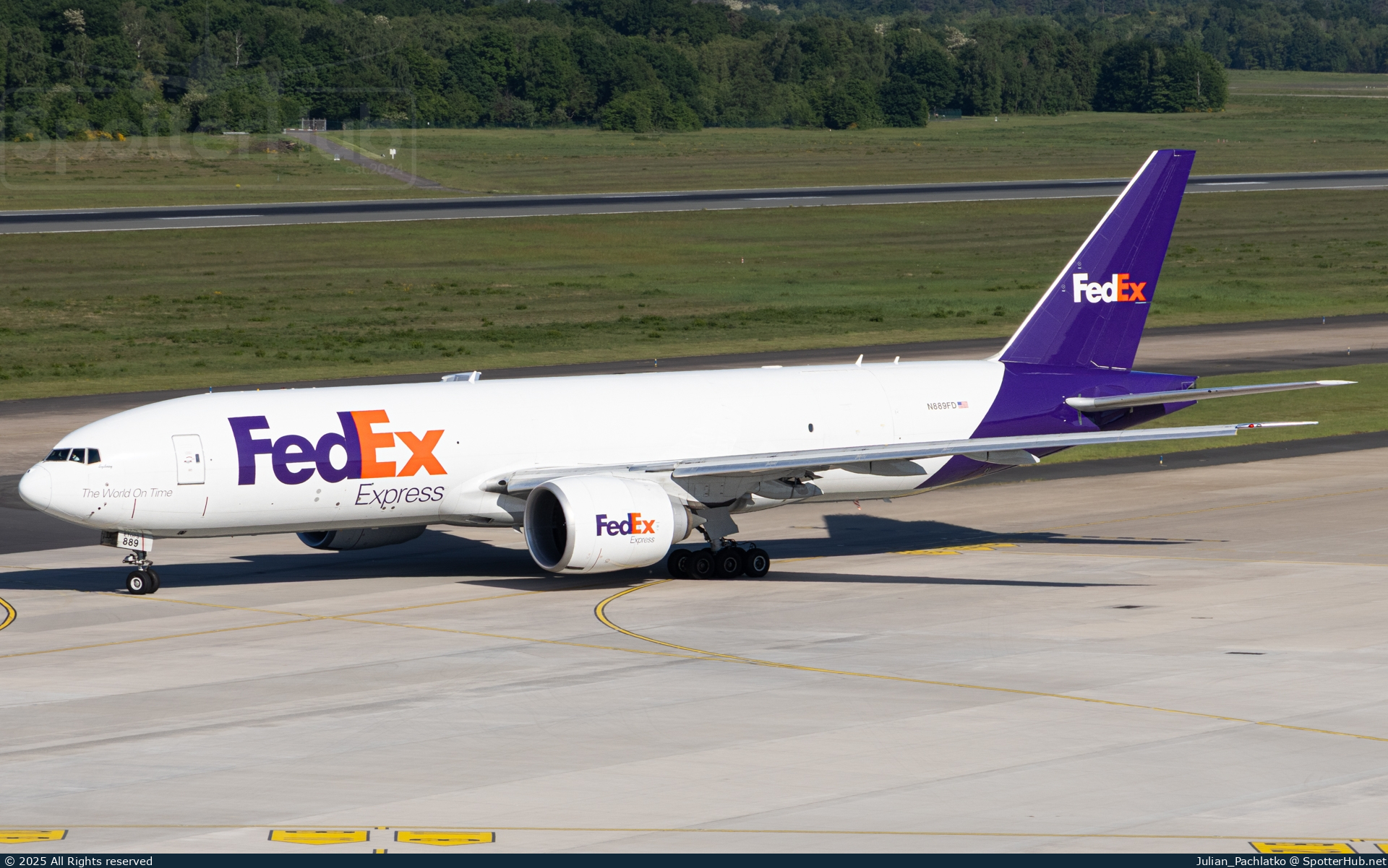 Photo of N889FD - Boeing 777-FS2 operated by FedEx