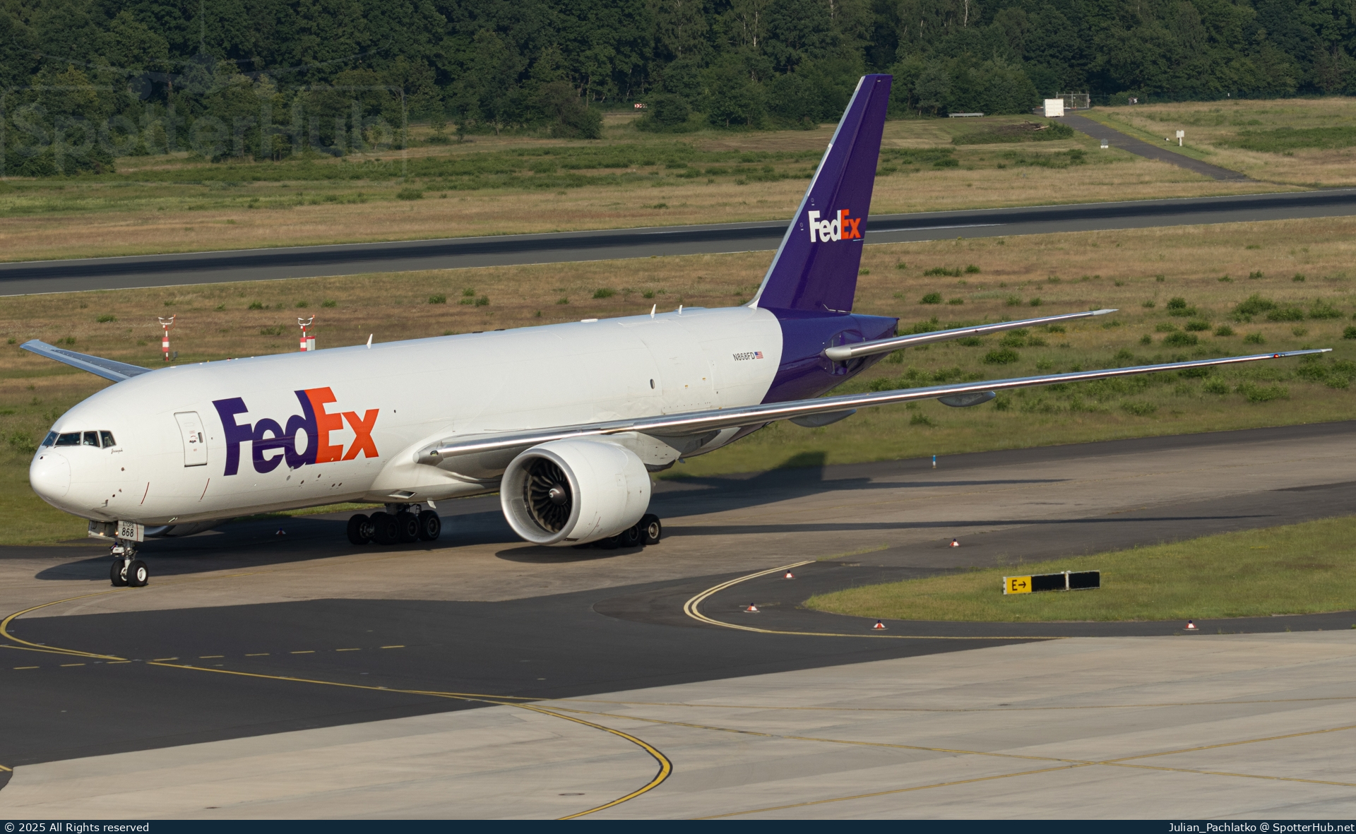 Photo of N868FD - Boeing 777-FS2 operated by FedEx