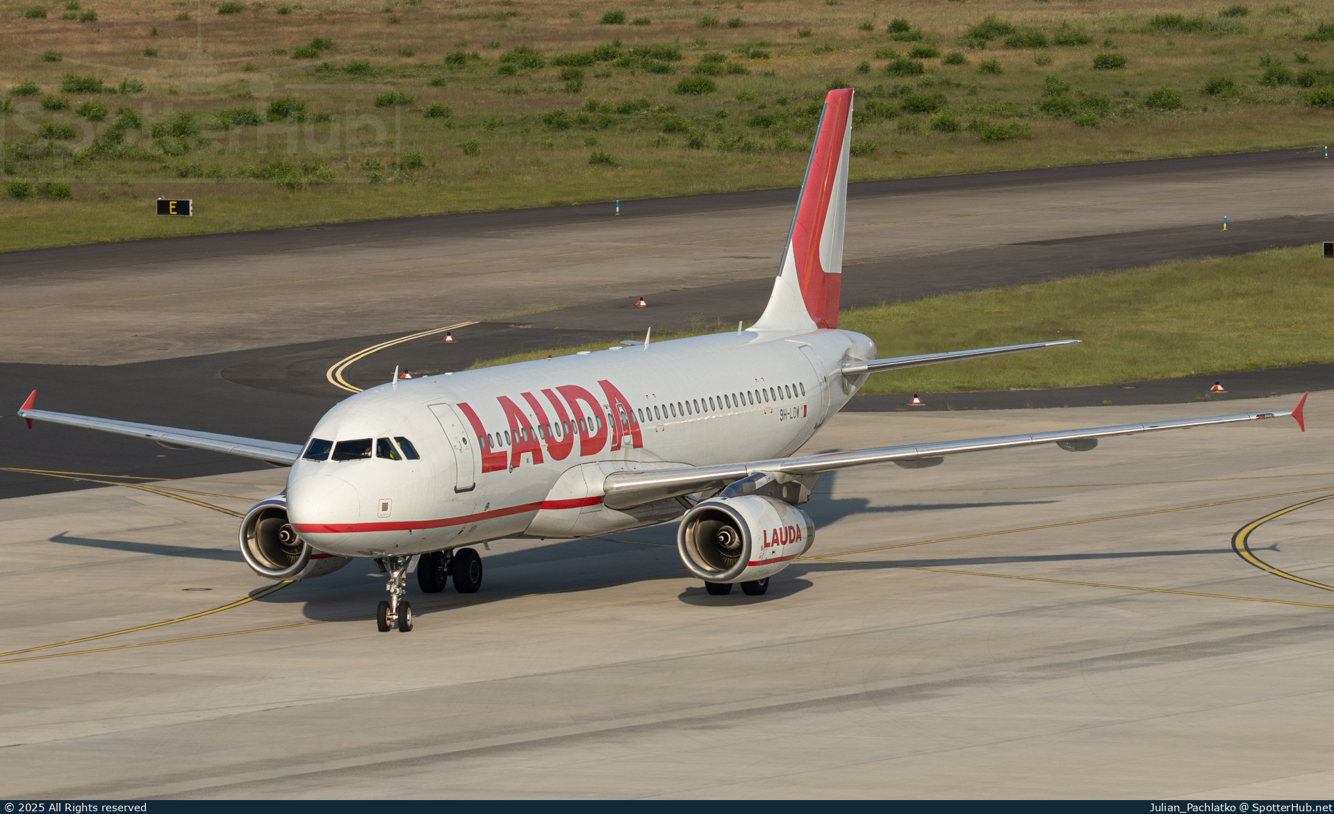Photo of 9H-LOW - Airbus A320-233 operated by Lauda Europe