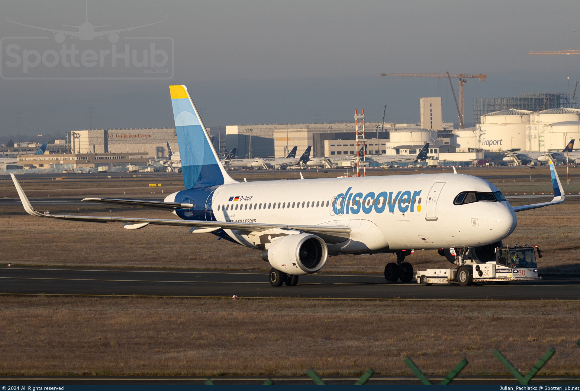 Photo of D-AIUX - Airbus A320-214 operated by Discover Airlines