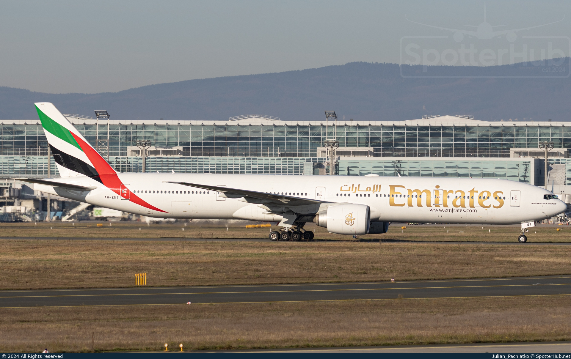 Photo of A6-ENT - Boeing 777-31H(ER) operated by Emirates