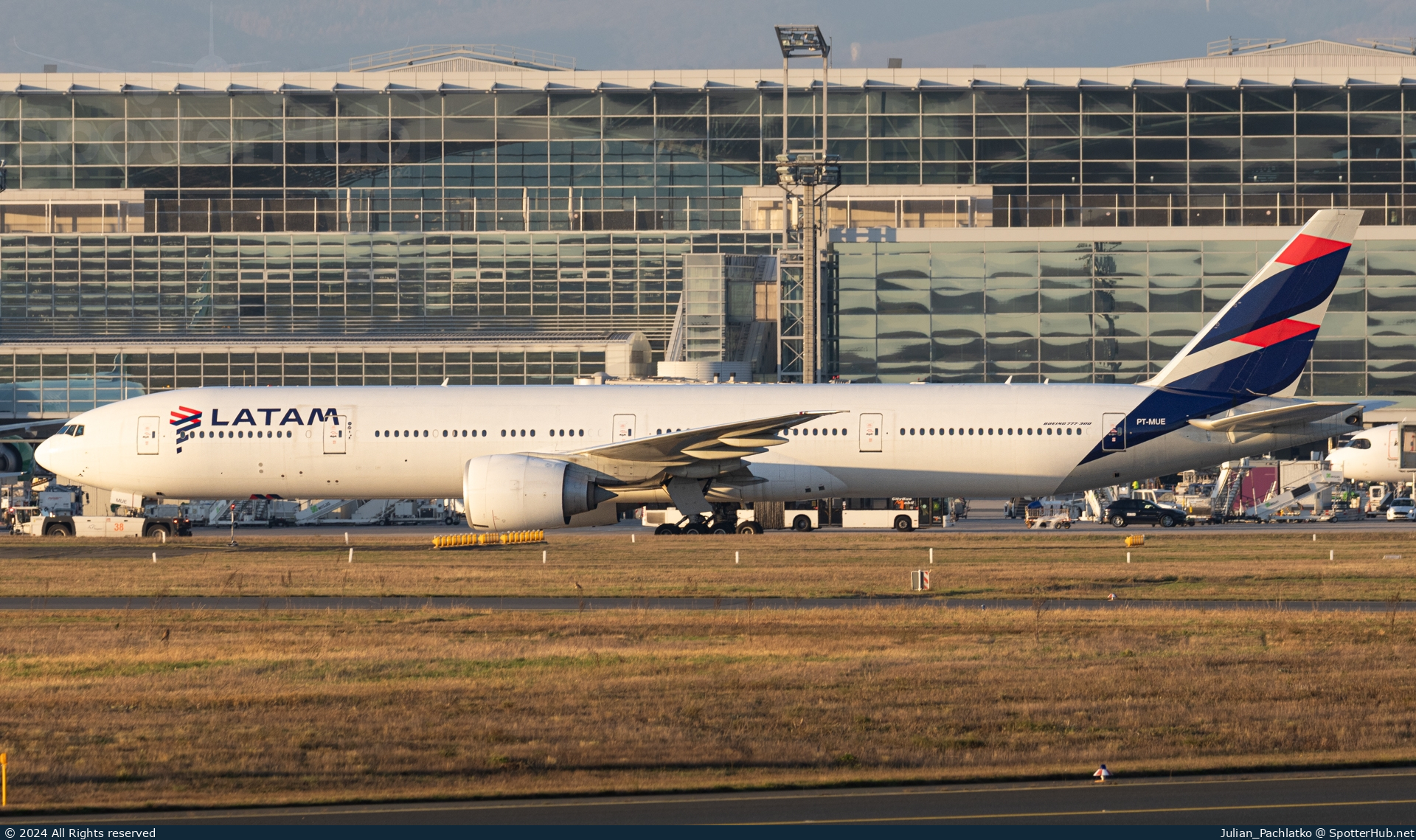 Photo of PT-MUE - Boeing 777-32W(ER) operated by LATAM Airlines Brasil