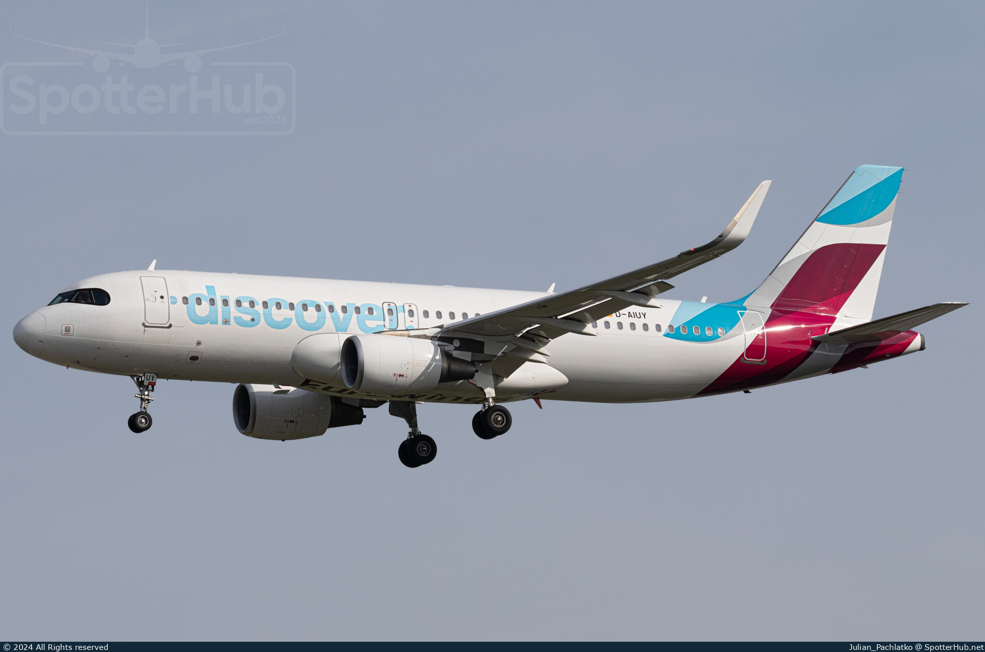 Photo of D-AIUY - Airbus A320-214 operated by Discover Airlines