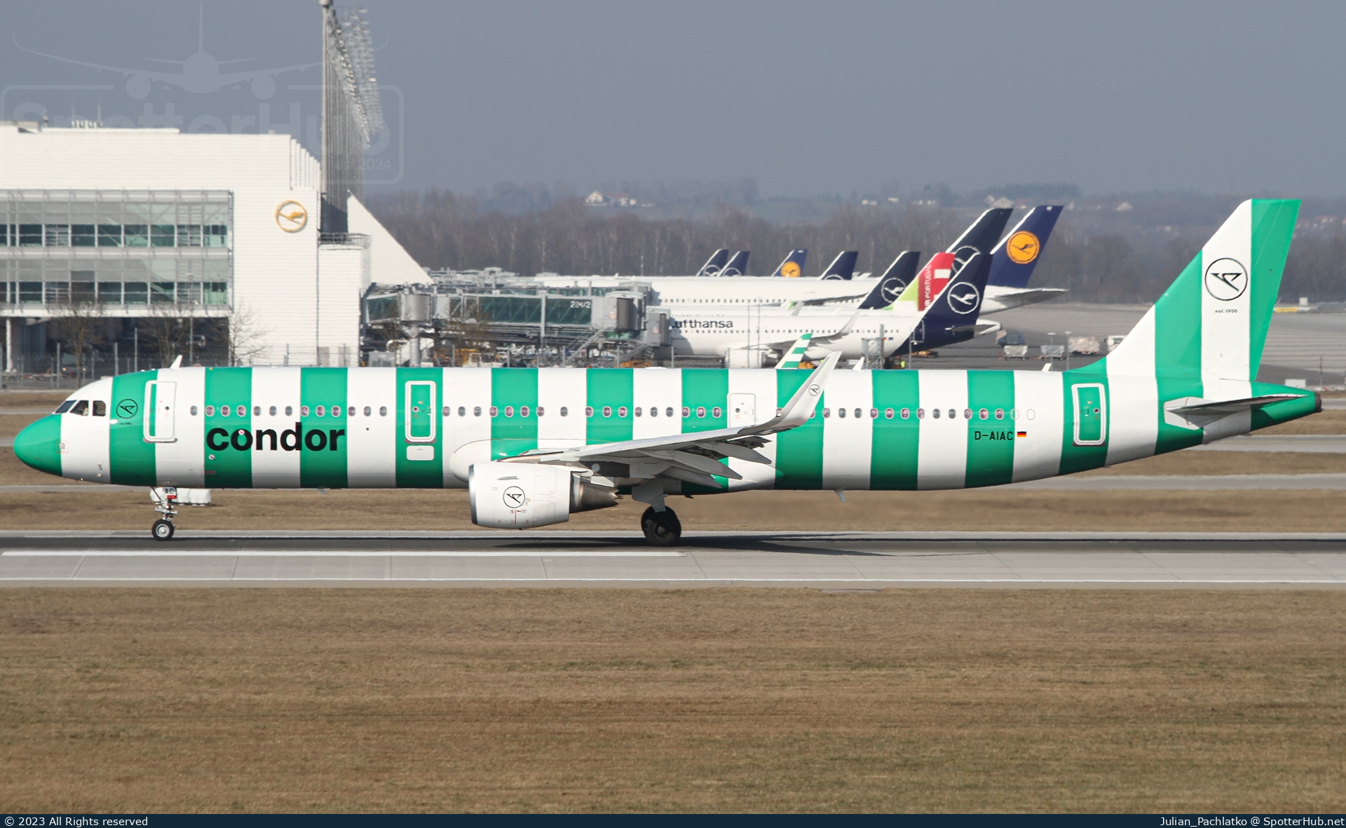 Photo of D-AIAC - Airbus A321-211 operated by Condor