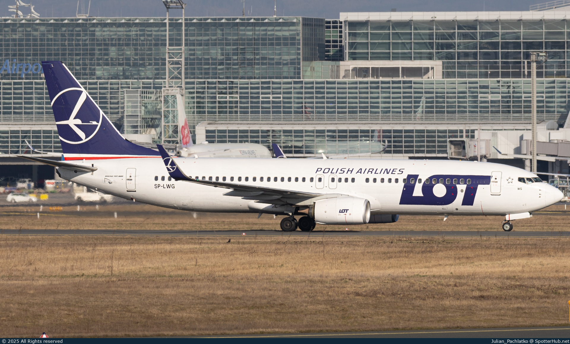 Photo of SP-LWG - Boeing 737-86N operated by LOT Polish Airlines